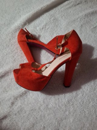Zapatos de tacón rojos