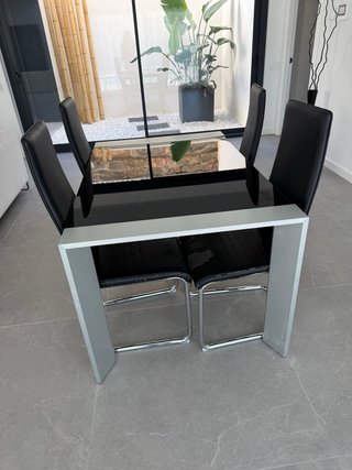 Mesa de comedor (regalo 4 sillas)