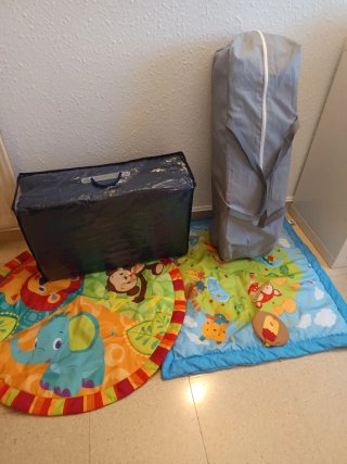 Cuna de viaje con mantas de juegos