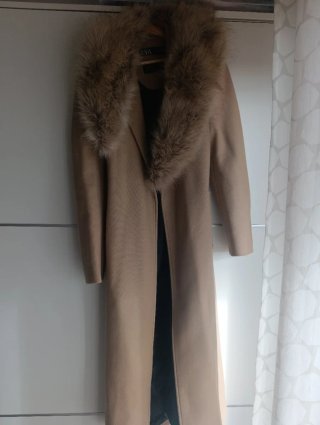Abrigo Beige con Cuello de Zara marca Mantenco .