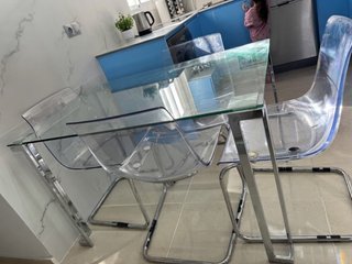Mesa de Cristal con Estructura Metálica