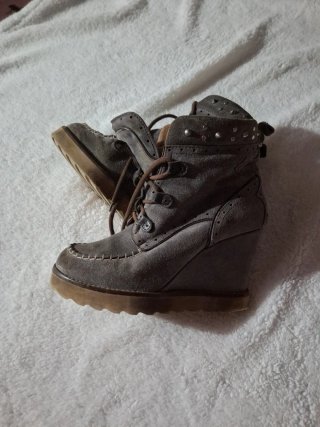 Botas con Plataforma y Tachuelas