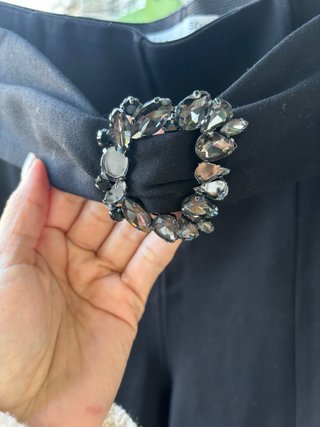 Pantalón de vestir negro con hebilla joya
