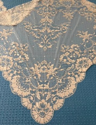 Mantilla de encaje beige 3.picos