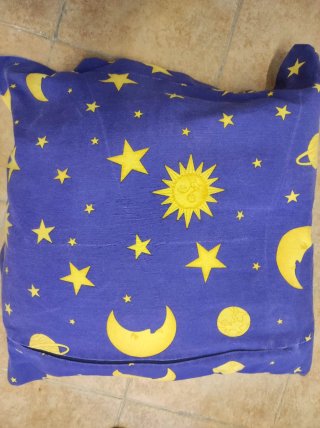 Cojín con Estampado de Estrellas y Lunas