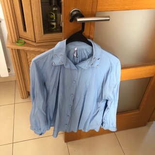 Camisa azul con detalles en el cuello