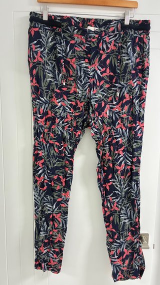 Pantalones elásticos con estampado floral
