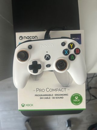 Mando Nacon Pro Compact para Xbox y PC