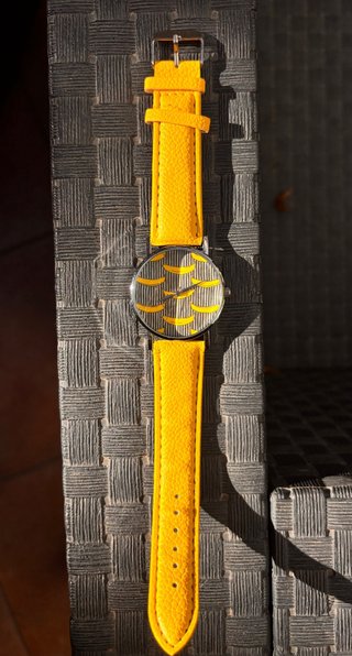 Reloj con Correa Amarilla