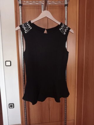 Top negro con detalles de perlas