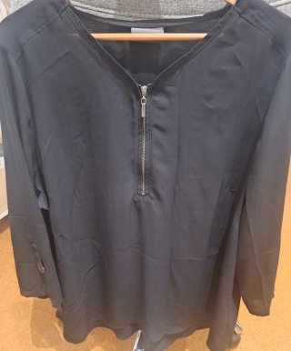 Blusa de gasa negra con cremallera