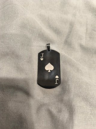 Colgante tipo placa con diseño de J