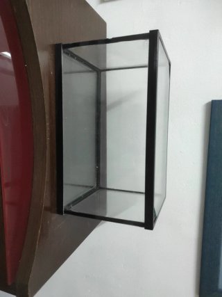 Pecera de Cristal con Marco Negro