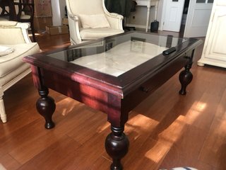 Mesa de centro de madera con tapa de cristal