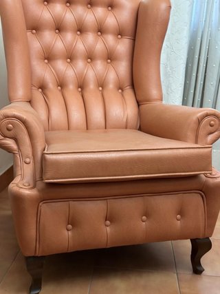 Sillón orejero clásico beige
