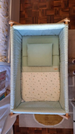 Minicuna de madera con ruedas