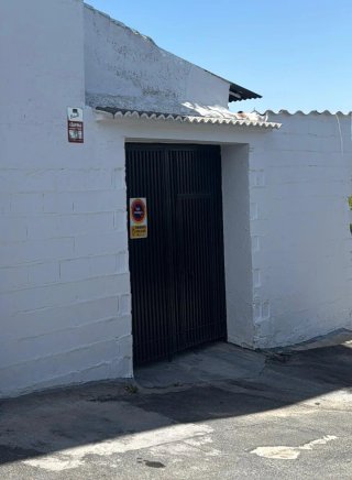 Portón con puerta de acceso