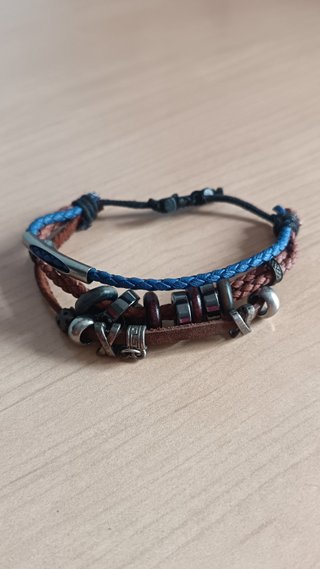Pulsera de cuero trenzado y abalorios