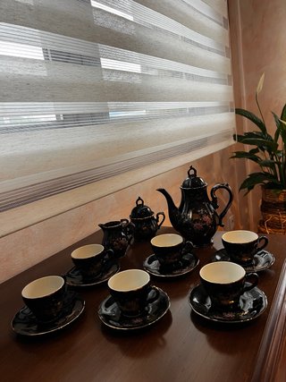 Juego de café de porcelana negro.