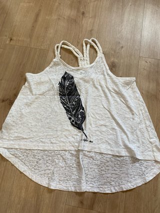 Camiseta de tirantes blanca con pluma