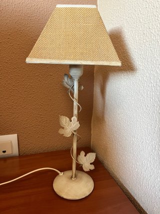 Lámpara de sobremesa de forja y ratán