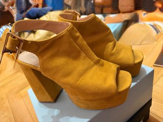 Sandalias de Tacón Ancho Mostaza