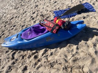 Kayak Piragua Talla S, con chaleco y protecciones.