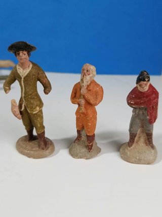 Tres figuras muy antiguas de barro para Belen