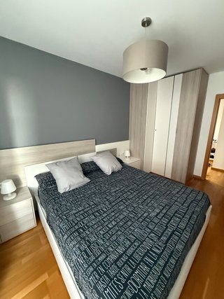 Dormitorio completo con armario y cama