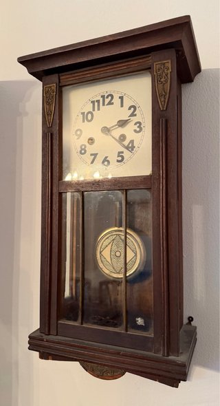 Reloj de pared antiguo con péndulo. No funciona.