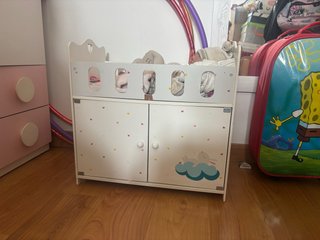 Armario-cuna para muñecas de madera