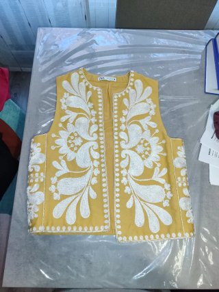 Chaleco Zara Amarillo con Bordados