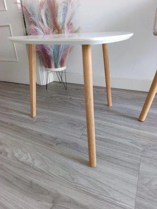 Mesa auxiliar blanca con patas de madera