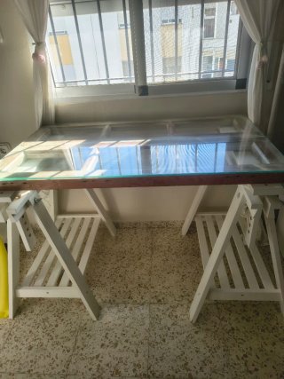 Mesa de escritorio con caballetes y cristal