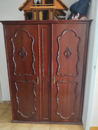 Armario y baúl antiguos de madera