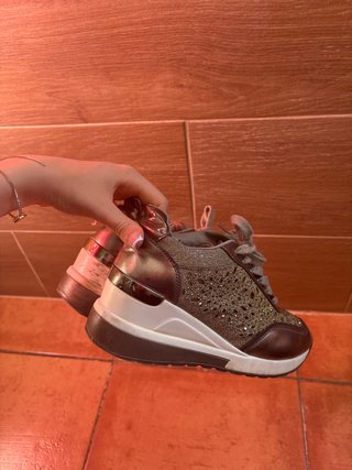 Zapatillas Menbur con piedras decorativas