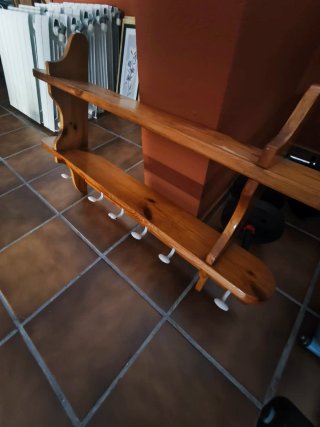 Estantería de Pared con Percheros