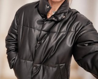 Chaquetón Zara efecto piel negro
