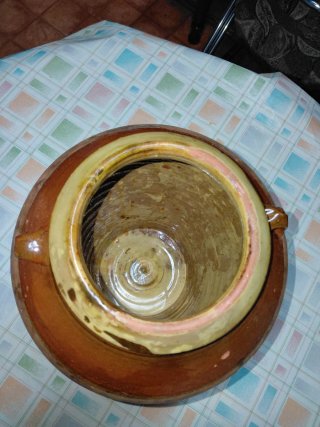 Tanjra de barro antigua