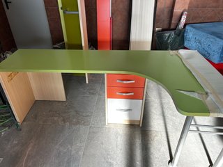 Mesa de estudio con cajonera