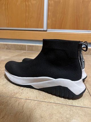 Zapatillas Bershka tipo calcetín negras y blancas