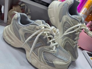 Zapatillas New Balance Beige y Gris una sólo vez