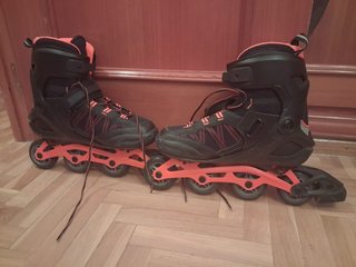 Patines en línea talla 46 con protecciones.