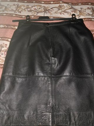 Falda de piel negra