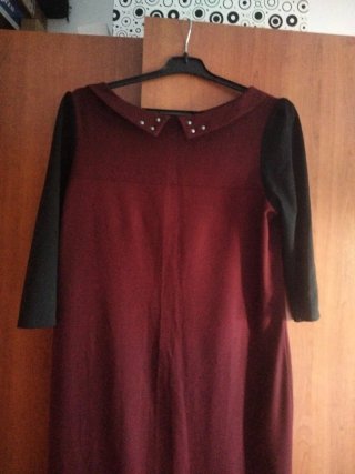 Vestido granate con cuello decorado
