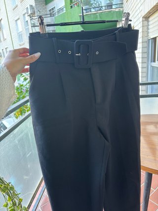 Pantalón de vestir negro con cinturón
