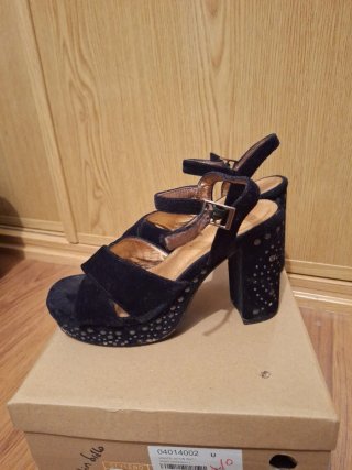 Sandalias de tacón negras con tachuelas