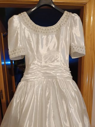 Vestido de novia blanco con pedrería