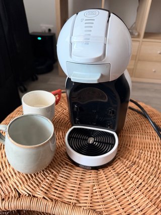 Cafetera Nescafé Dolce Gusto y 2 tazas de regalo