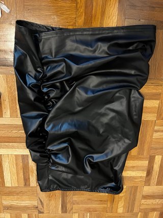 Vestido ajustado imitación cuero negro